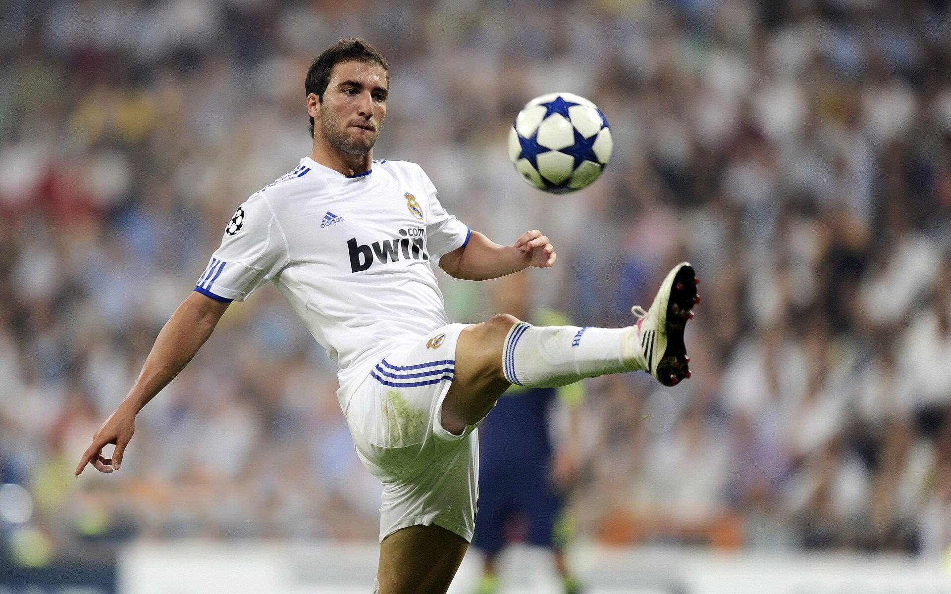 新战术亮相：球队如何利用阵型打破对手？，球队战术怎么设置